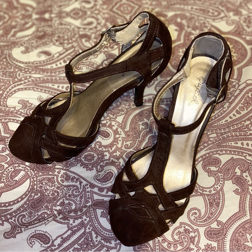 Brown heels with t-strap, vintage inspired